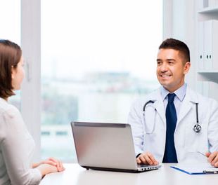 Centro de Reconocimiento Médico Cáceres doctor atendiendo paciente